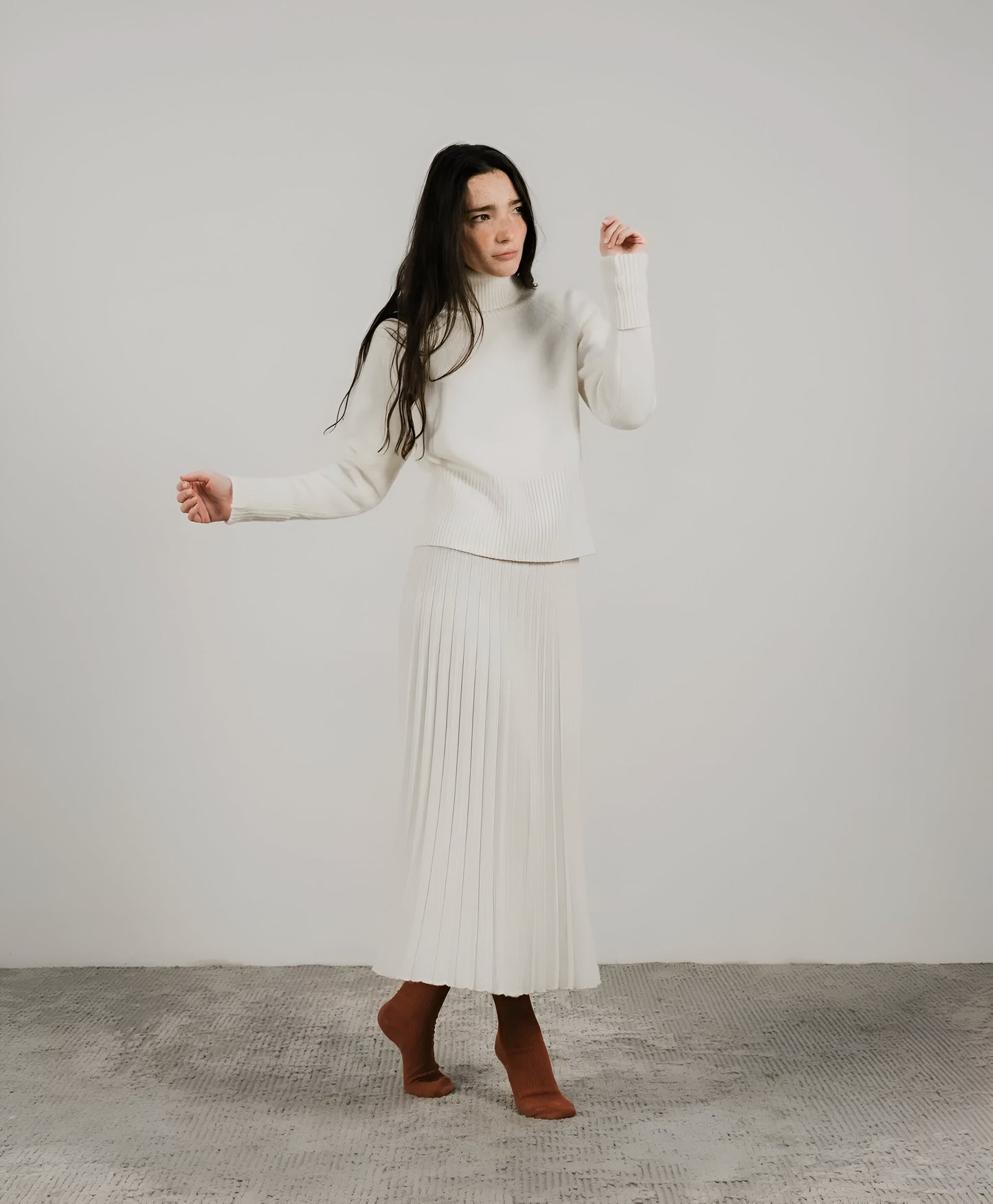 High-Neck Sweater with Rolled Cuffs in Cashmere Blend - Dana & Dekor