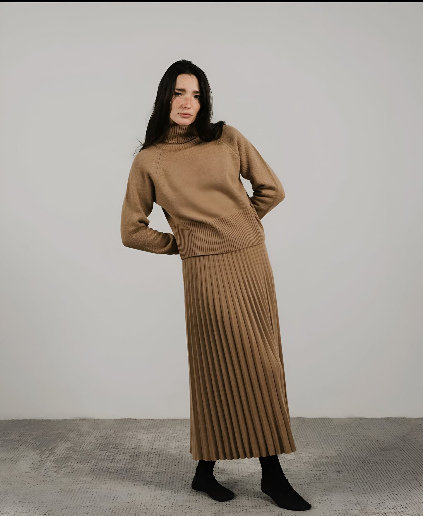 High-Neck Sweater with Rolled Cuffs in Cashmere Blend - Dana & Dekor